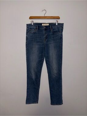 Gap • Straight Leg Jeans